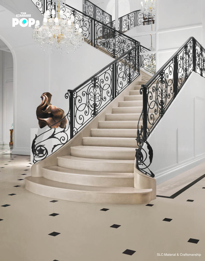 ภาพบรรยากาศงาน Sansiri Luxury Collection: The Forefront Of Luxury ที่แสดงถึงความหรูหรา งานศิลปะจากไม้ไผ่ และโลโก้ SLC 4