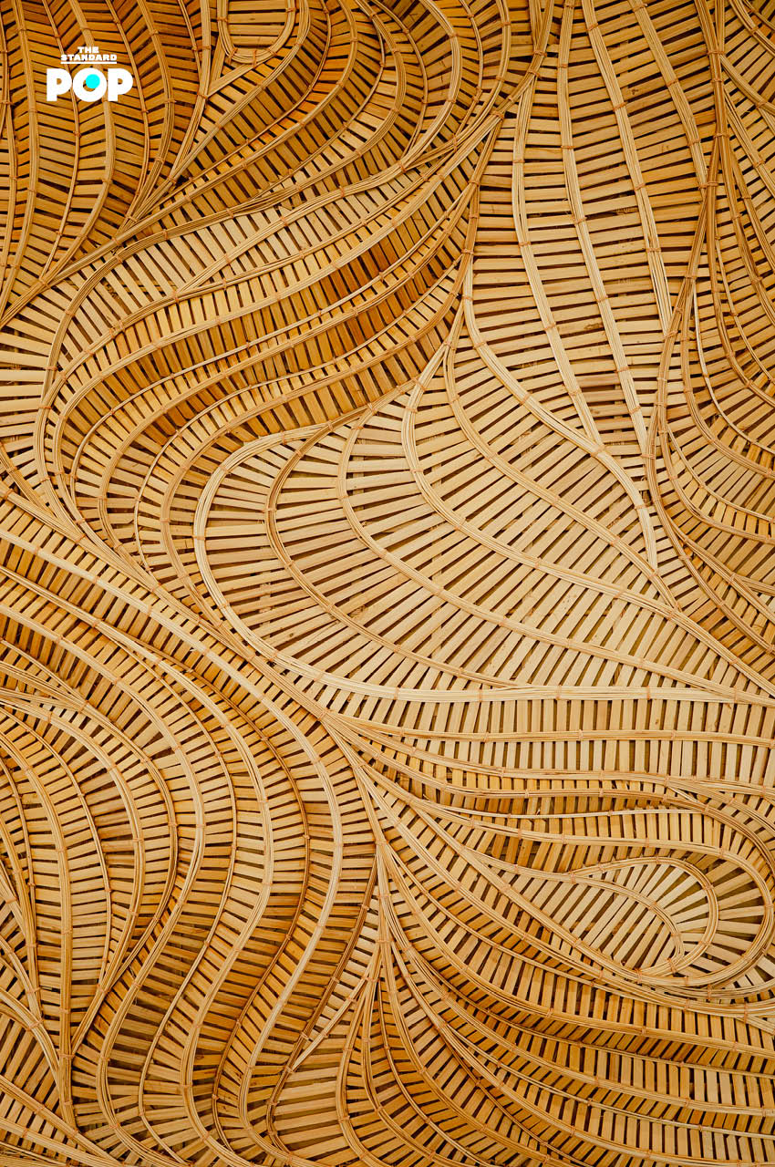 ภาพบรรยากาศงาน Sansiri Luxury Collection: The Forefront Of Luxury ที่แสดงถึงความหรูหรา งานศิลปะจากไม้ไผ่ และโลโก้ SLC 7