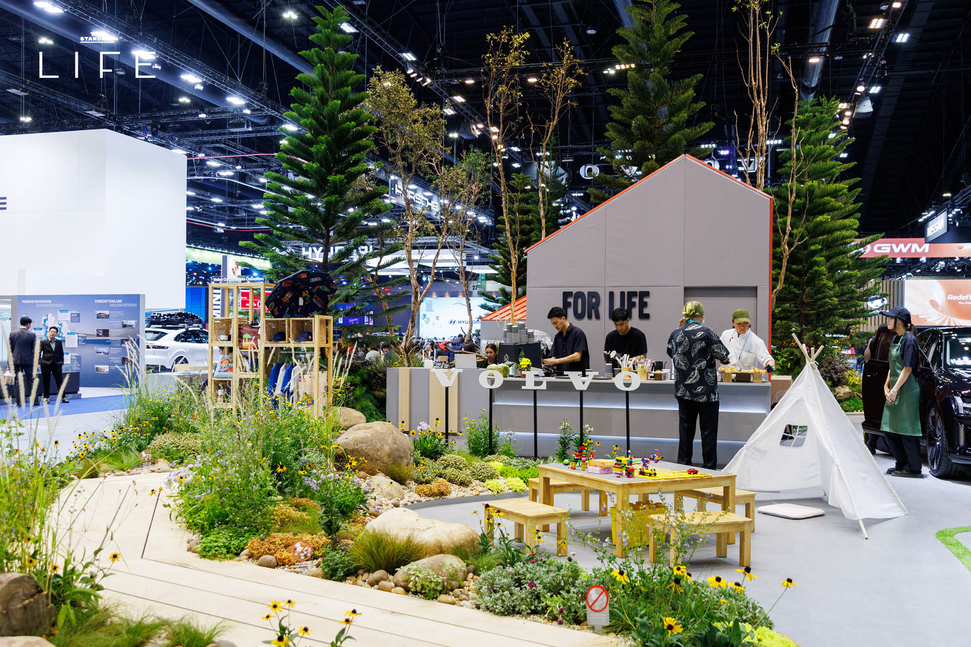 บรรยากาศบูธ Scandinavian Summer House ของ Volvo ในงานบางกอก อินเตอร์เนชั่นแนล มอเตอร์โชว์ ครั้งที่ 47 ที่ตกแต่งด้วยสวนป่าสไตล์สแกนดิเนเวีย ดอกไม้นานาพันธุ์ และรถยนต์ 1