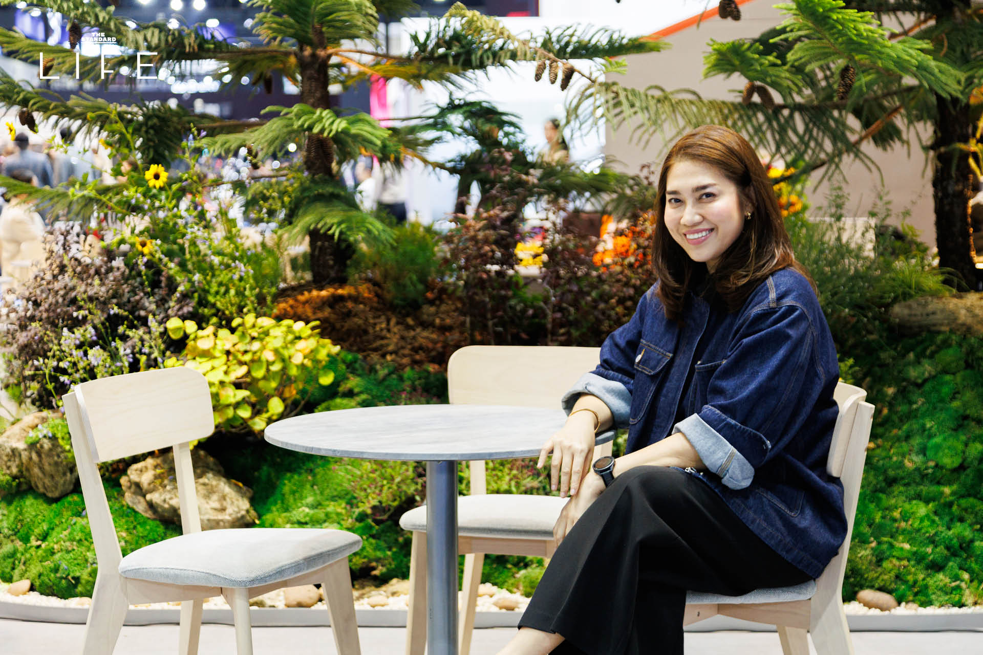 บรรยากาศบูธ Scandinavian Summer House ของ Volvo ในงานบางกอก อินเตอร์เนชั่นแนล มอเตอร์โชว์ ครั้งที่ 47 ที่ตกแต่งด้วยสวนป่าสไตล์สแกนดิเนเวีย ดอกไม้นานาพันธุ์ และรถยนต์ 2