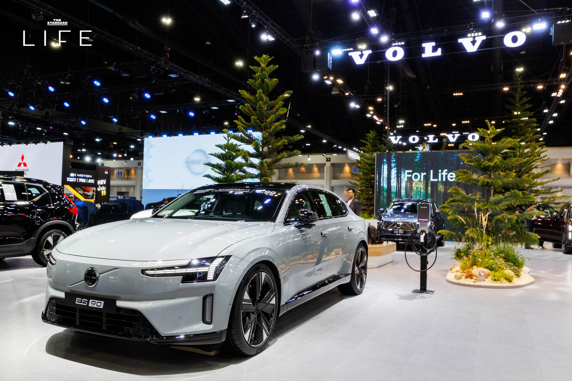 บรรยากาศบูธ Scandinavian Summer House ของ Volvo ในงานบางกอก อินเตอร์เนชั่นแนล มอเตอร์โชว์ ครั้งที่ 47 ที่ตกแต่งด้วยสวนป่าสไตล์สแกนดิเนเวีย ดอกไม้นานาพันธุ์ และรถยนต์ 3