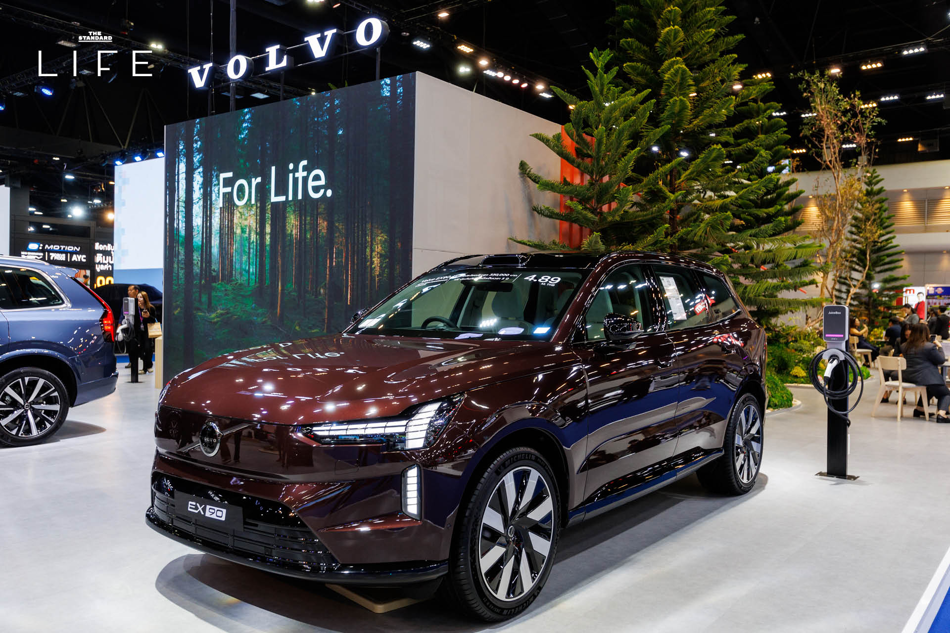 บรรยากาศบูธ Scandinavian Summer House ของ Volvo ในงานบางกอก อินเตอร์เนชั่นแนล มอเตอร์โชว์ ครั้งที่ 47 ที่ตกแต่งด้วยสวนป่าสไตล์สแกนดิเนเวีย ดอกไม้นานาพันธุ์ และรถยนต์ 4