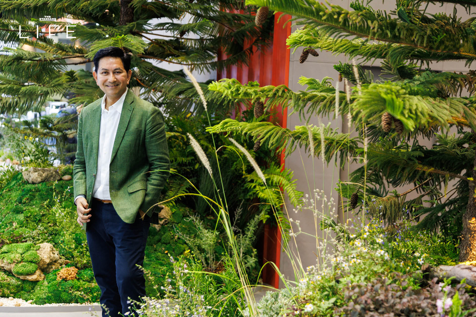 บรรยากาศบูธ Scandinavian Summer House ของ Volvo ในงานบางกอก อินเตอร์เนชั่นแนล มอเตอร์โชว์ ครั้งที่ 47 ที่ตกแต่งด้วยสวนป่าสไตล์สแกนดิเนเวีย ดอกไม้นานาพันธุ์ และรถยนต์ 5