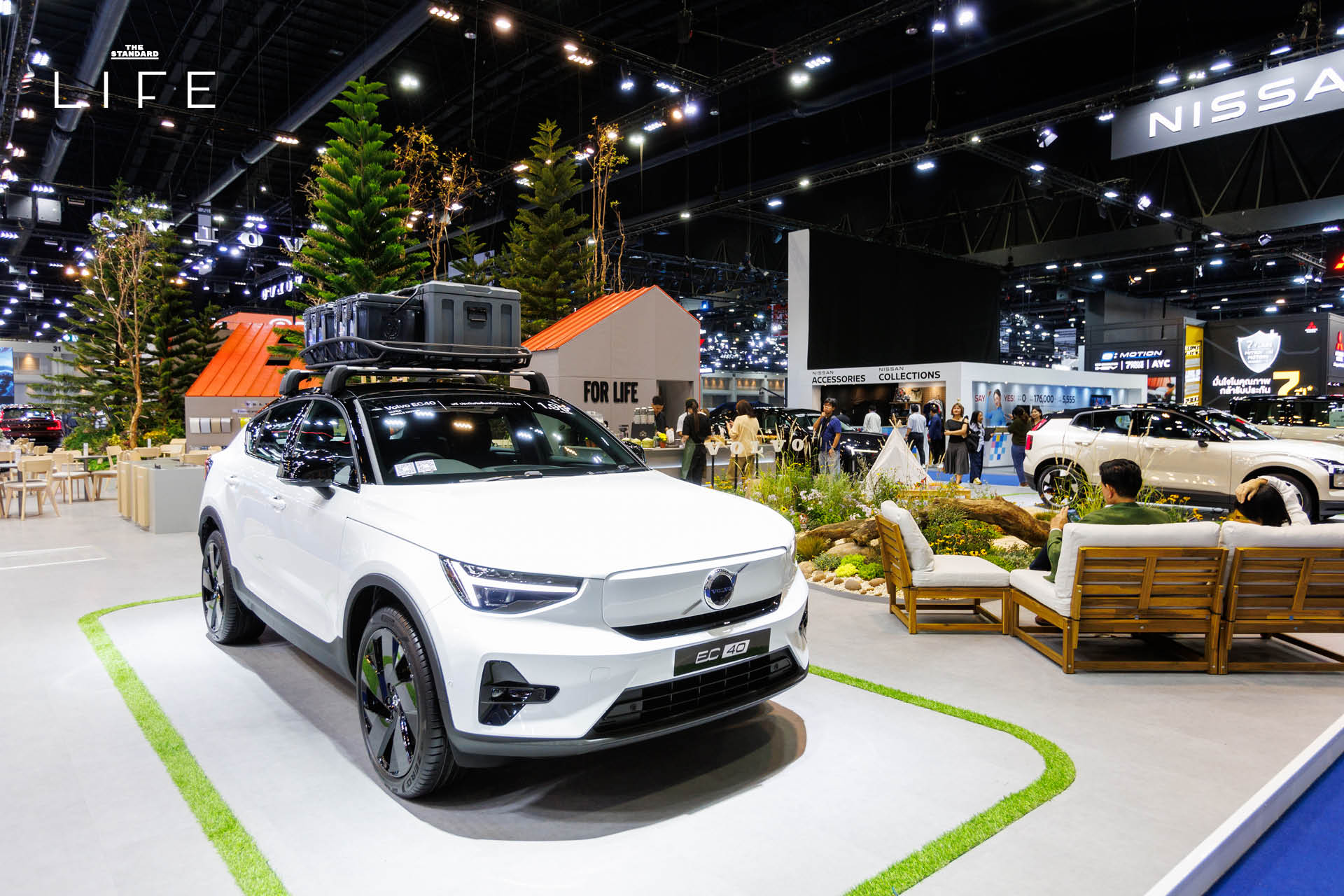 บรรยากาศบูธ Scandinavian Summer House ของ Volvo ในงานบางกอก อินเตอร์เนชั่นแนล มอเตอร์โชว์ ครั้งที่ 47 ที่ตกแต่งด้วยสวนป่าสไตล์สแกนดิเนเวีย ดอกไม้นานาพันธุ์ และรถยนต์ 6