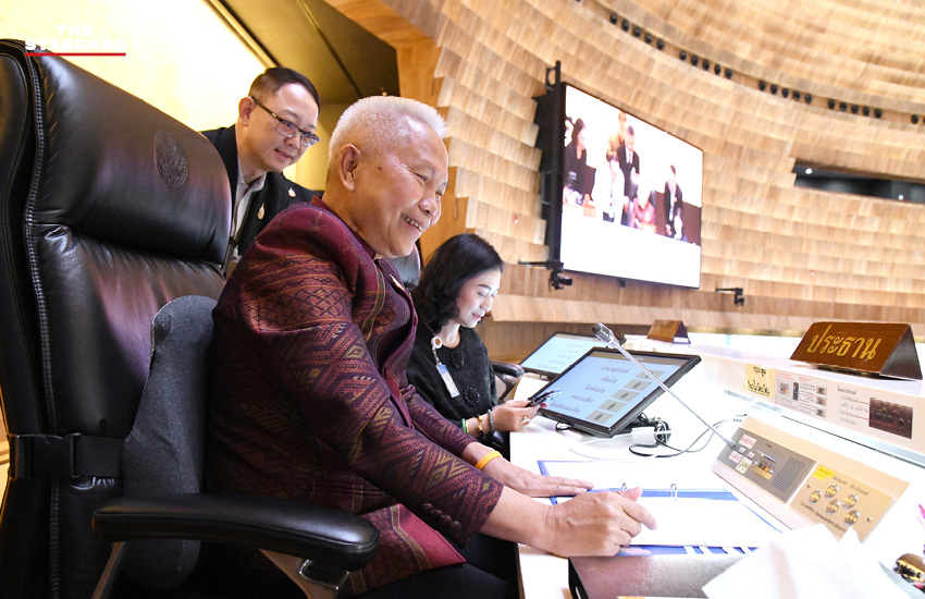 โสภณ ซารัมย์ ประธานสภาผู้แทนราษฎร ตรวจความพร้อมห้องประชุมพระสุริยัน ก่อนการโหวตเลือกนายกรัฐมนตรี 1