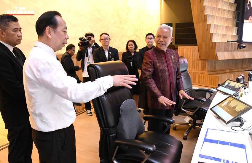 โสภณ ซารัมย์ ประธานสภาผู้แทนราษฎร ตรวจความพร้อมห้องประชุมพระสุริยัน ก่อนการโหวตเลือกนายกรัฐมนตรี 2