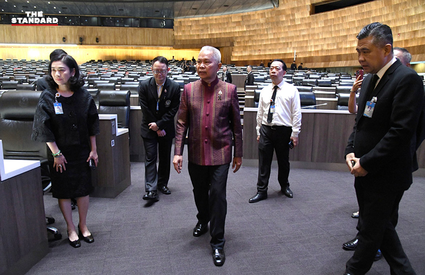 โสภณ ซารัมย์ ประธานสภาผู้แทนราษฎร ตรวจความพร้อมห้องประชุมพระสุริยัน ก่อนการโหวตเลือกนายกรัฐมนตรี 5