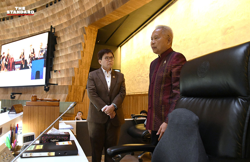 โสภณ ซารัมย์ ประธานสภาผู้แทนราษฎร ตรวจความพร้อมห้องประชุมพระสุริยัน ก่อนการโหวตเลือกนายกรัฐมนตรี 6