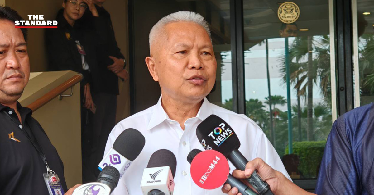 โสภณ ซารัมย์ รองนายกรัฐมนตรี กำลังให้สัมภาษณ์ประเด็นคดีฮั้ว สว. ที่ทำเนียบรัฐบาล