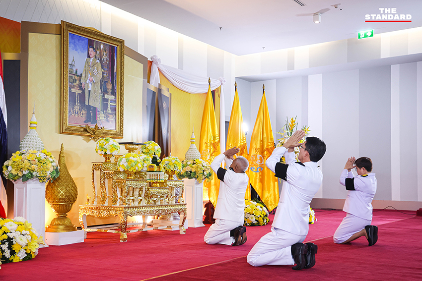 โสภณ ซารัมย์ ประธานสภาฯ มัลลิกา จิระพันธุ์วาณิช และ เลิศศักดิ์ พัฒนชัยกุล รองประธานสภาฯ ในพิธีรับพระบรมราชโองการโปรดเกล้าฯ 1