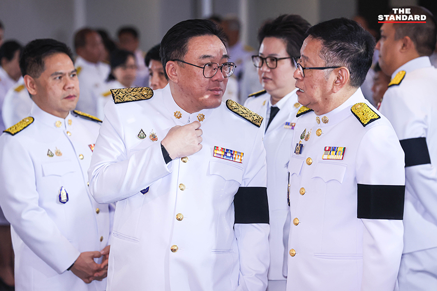 โสภณ ซารัมย์ ประธานสภาฯ มัลลิกา จิระพันธุ์วาณิช และ เลิศศักดิ์ พัฒนชัยกุล รองประธานสภาฯ ในพิธีรับพระบรมราชโองการโปรดเกล้าฯ 11