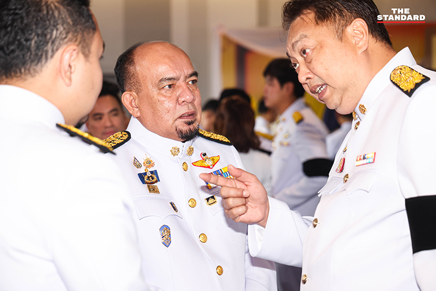 โสภณ ซารัมย์ ประธานสภาฯ มัลลิกา จิระพันธุ์วาณิช และ เลิศศักดิ์ พัฒนชัยกุล รองประธานสภาฯ ในพิธีรับพระบรมราชโองการโปรดเกล้าฯ 12