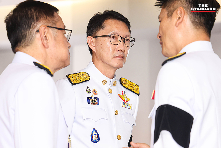 โสภณ ซารัมย์ ประธานสภาฯ มัลลิกา จิระพันธุ์วาณิช และ เลิศศักดิ์ พัฒนชัยกุล รองประธานสภาฯ ในพิธีรับพระบรมราชโองการโปรดเกล้าฯ 13