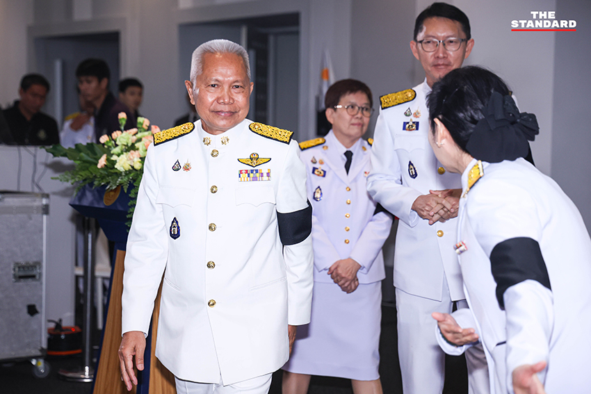 โสภณ ซารัมย์ ประธานสภาฯ มัลลิกา จิระพันธุ์วาณิช และ เลิศศักดิ์ พัฒนชัยกุล รองประธานสภาฯ ในพิธีรับพระบรมราชโองการโปรดเกล้าฯ 15