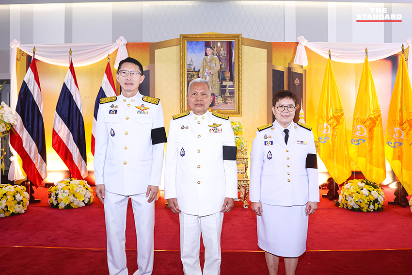 โสภณ ซารัมย์ ประธานสภาฯ มัลลิกา จิระพันธุ์วาณิช และ เลิศศักดิ์ พัฒนชัยกุล รองประธานสภาฯ ในพิธีรับพระบรมราชโองการโปรดเกล้าฯ 2