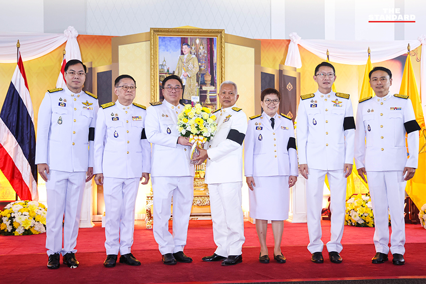 โสภณ ซารัมย์ ประธานสภาฯ มัลลิกา จิระพันธุ์วาณิช และ เลิศศักดิ์ พัฒนชัยกุล รองประธานสภาฯ ในพิธีรับพระบรมราชโองการโปรดเกล้าฯ 6