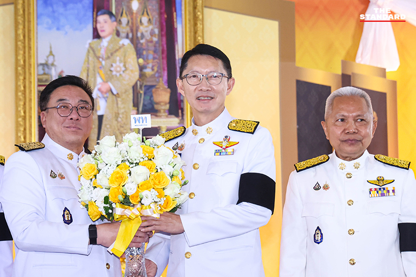 โสภณ ซารัมย์ ประธานสภาฯ มัลลิกา จิระพันธุ์วาณิช และ เลิศศักดิ์ พัฒนชัยกุล รองประธานสภาฯ ในพิธีรับพระบรมราชโองการโปรดเกล้าฯ 8