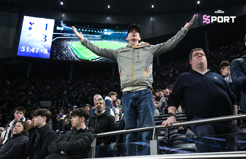 นักเตะท็อตแนม ฮอตสเปอร์ แสดงความผิดหวังหลังพ่ายแพ้ในพรีเมียร์ลีก ซึ่งทำให้ทีมอยู่ในสถานการณ์สุ่มเสี่ยงต่อการตกชั้น 1