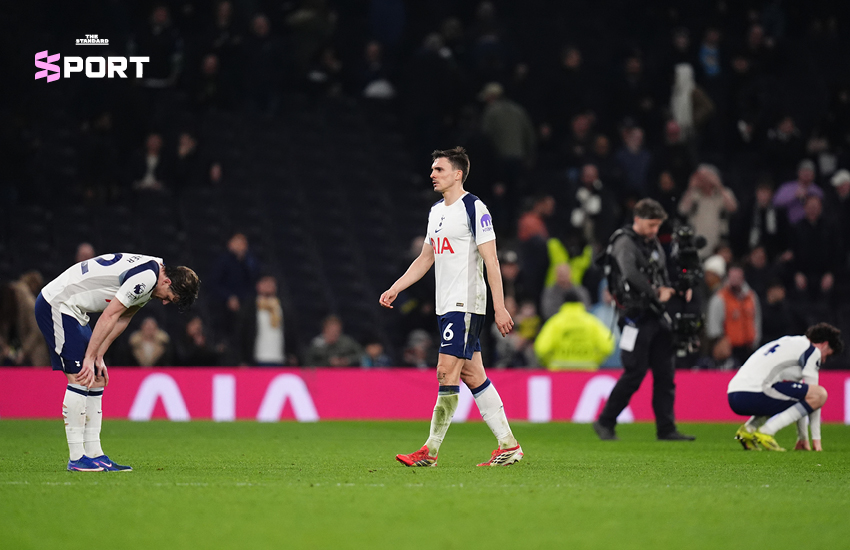 นักเตะท็อตแนม ฮอตสเปอร์ แสดงความผิดหวังหลังพ่ายแพ้ในพรีเมียร์ลีก ซึ่งทำให้ทีมอยู่ในสถานการณ์สุ่มเสี่ยงต่อการตกชั้น 2