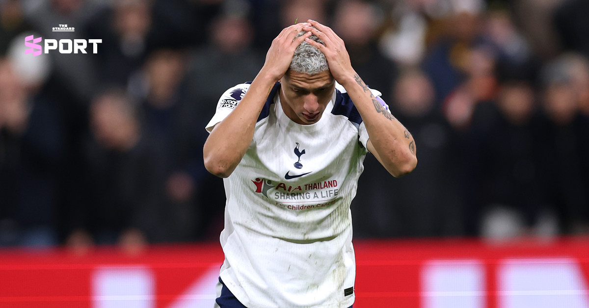 นักเตะท็อตแนม ฮอตสเปอร์ แสดงความผิดหวังหลังพ่ายแพ้ในพรีเมียร์ลีก ซึ่งทำให้ทีมอยู่ในสถานการณ์สุ่มเสี่ยงต่อการตกชั้น