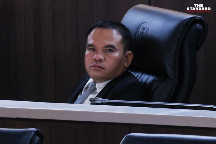 สุริยา วงศ์อารีย์ สส.พรรคประชาชน นั่งพูดคุยกับ สส.พรรคภูมิใจไทย ในห้องประชุมสภา 1