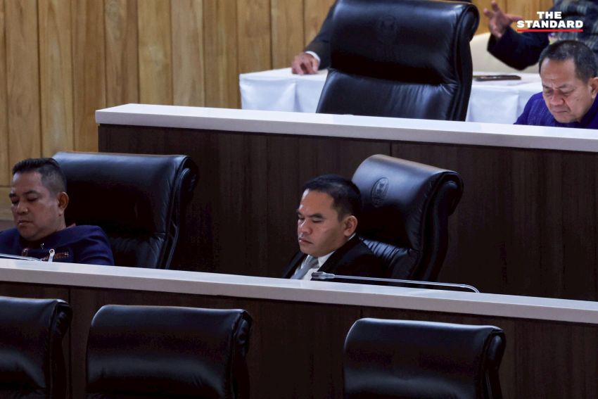 สุริยา วงศ์อารีย์ สส.พรรคประชาชน นั่งพูดคุยกับ สส.พรรคภูมิใจไทย ในห้องประชุมสภา 2