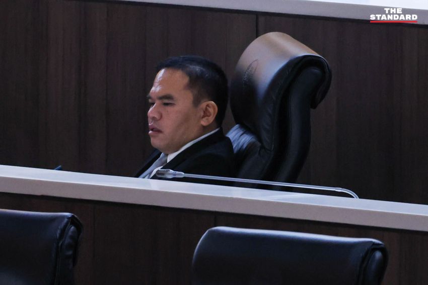 สุริยา วงศ์อารีย์ สส.พรรคประชาชน นั่งพูดคุยกับ สส.พรรคภูมิใจไทย ในห้องประชุมสภา 3