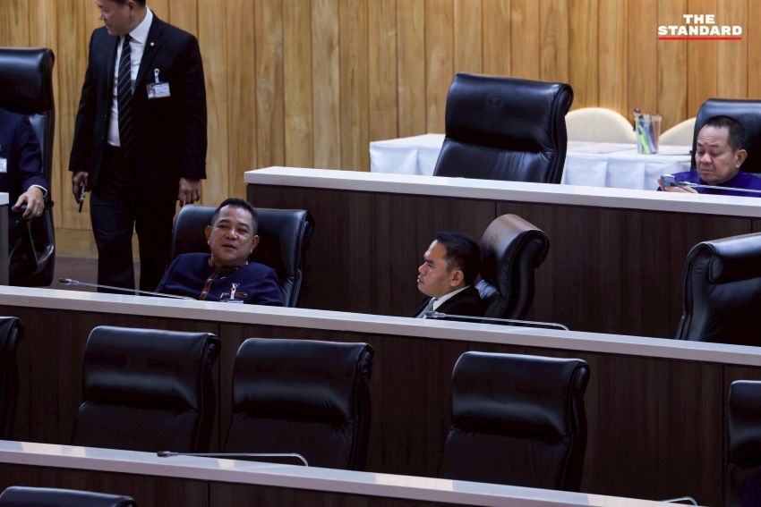 สุริยา วงศ์อารีย์ สส.พรรคประชาชน นั่งพูดคุยกับ สส.พรรคภูมิใจไทย ในห้องประชุมสภา 4