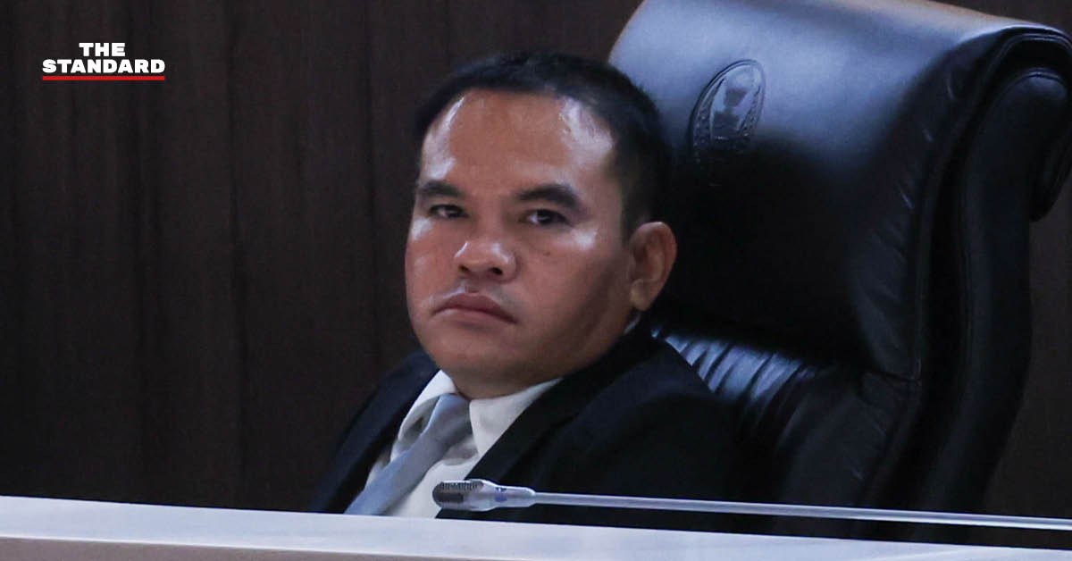 สุริยา วงศ์อารีย์ สส.พรรคประชาชน นั่งพูดคุยกับ สส.พรรคภูมิใจไทย ในห้องประชุมสภา