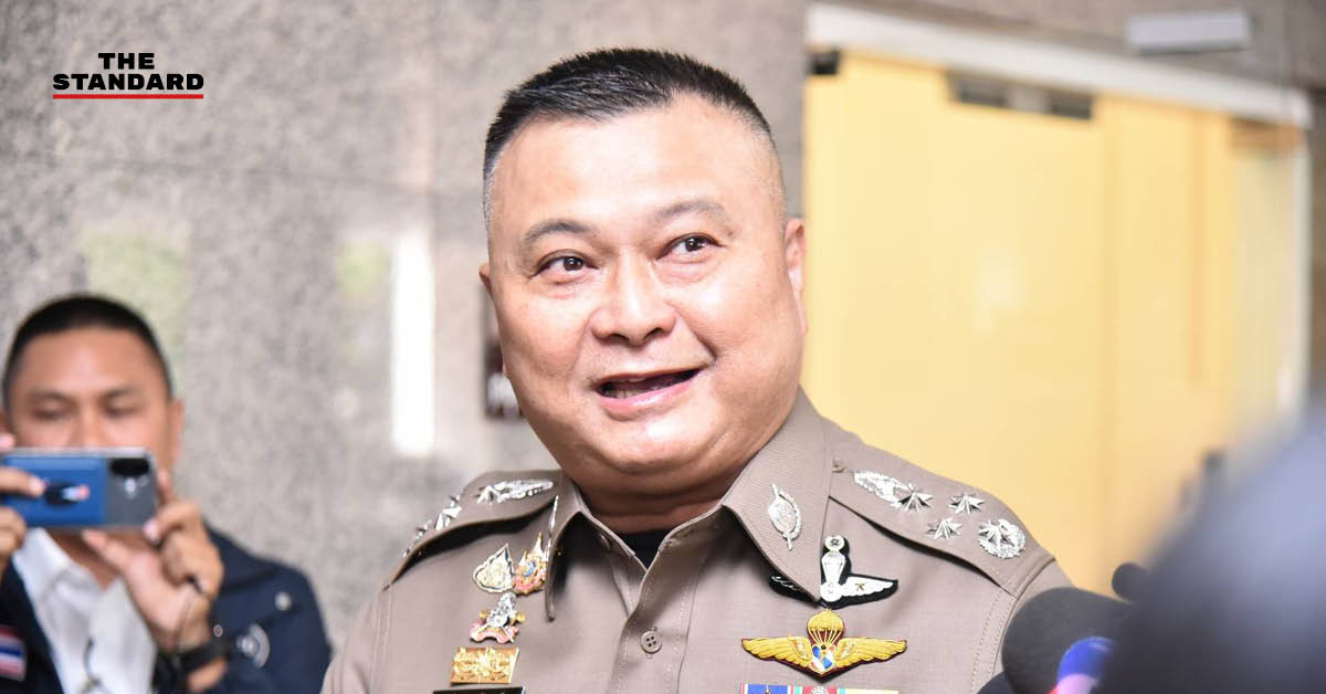 ภาพบันไดทางขึ้นชั้น 2 ของอาคารสถานีตำรวจนครบาลสุทธิสารแห่งใหม่ ที่ถูกปิดทับด้วยฝ้าเพดานชั่วคราวและหลอดไฟ