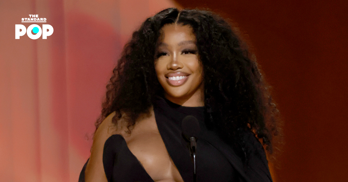 SZA ขณะแสดงบนเวทีงานประกาศรางวัลแกรมมี่ และวิจารณ์ถึงผลกระทบของ AI ในวงการเพลง