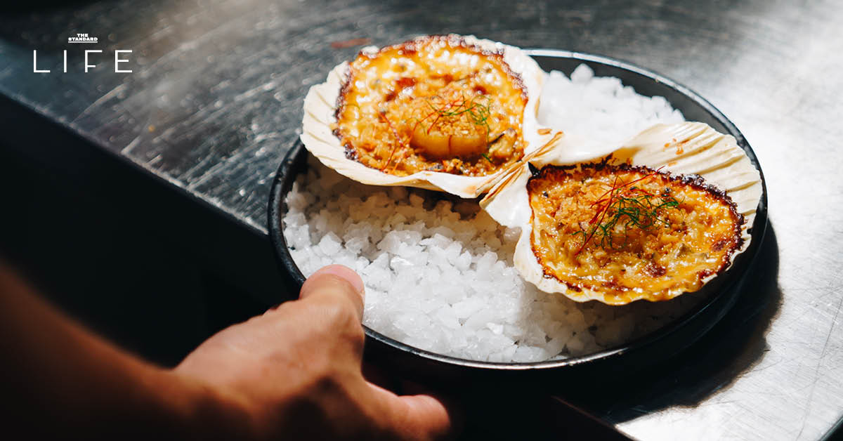 จานอาหารซีฟู้ดไทยผสมผสานฝรั่งเศสจาก Talayjai Dining โดยเชฟเจมส์และเชฟ Rafael