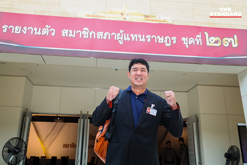 เท่าพิภพ ลิ้มจิตรกร สส. พรรคประชาชน รายงานตัวเข้าสภาฯ 2