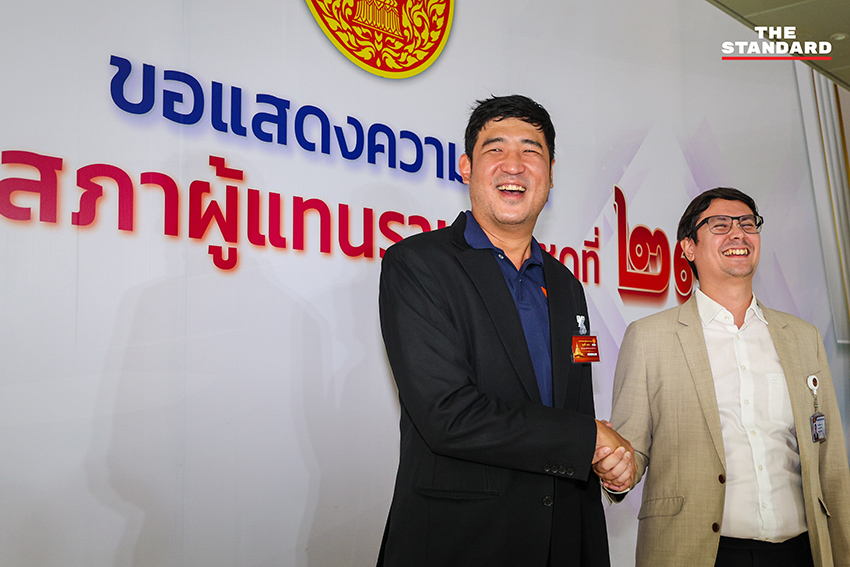เท่าพิภพ ลิ้มจิตรกร สส. พรรคประชาชน รายงานตัวเข้าสภาฯ 3