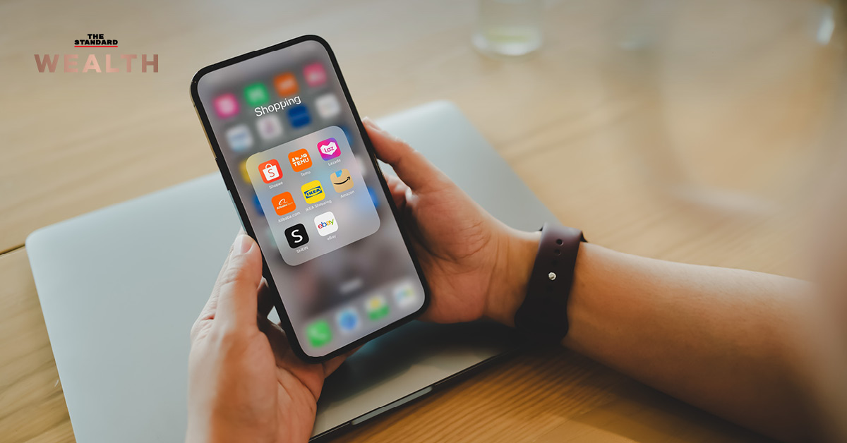 ภาพคนกำลังเลือกซื้อสินค้าบนแอปพลิเคชันอีคอมเมิร์ซ พร้อมข้อความ กขค. ออกกฎคุมแพลตฟอร์ม ห้ามผูกขาดอัลกอริทึมและขนส่ง