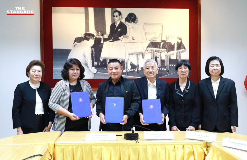 ภาพพิธีลงนามสัญญาจ้างพิมพ์หนังสือแบบเรียนของ สกสค. โดยมี ดิศกุล เกษมสวัสดิ์ และ ชนนิกานต์ สืบชนะ ร่วมในพิธี 1