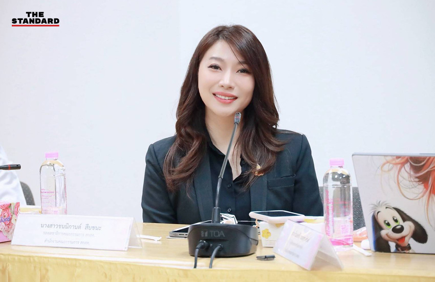 ภาพพิธีลงนามสัญญาจ้างพิมพ์หนังสือแบบเรียนของ สกสค. โดยมี ดิศกุล เกษมสวัสดิ์ และ ชนนิกานต์ สืบชนะ ร่วมในพิธี 2