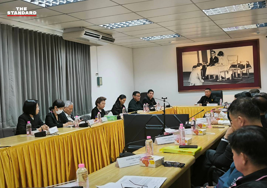 ภาพพิธีลงนามสัญญาจ้างพิมพ์หนังสือแบบเรียนของ สกสค. โดยมี ดิศกุล เกษมสวัสดิ์ และ ชนนิกานต์ สืบชนะ ร่วมในพิธี 3