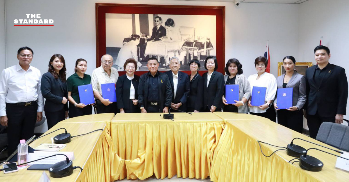 ภาพพิธีลงนามสัญญาจ้างพิมพ์หนังสือแบบเรียนของ สกสค. โดยมี ดิศกุล เกษมสวัสดิ์ และ ชนนิกานต์ สืบชนะ ร่วมในพิธี