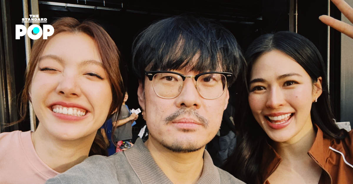 เต๋อ นวพล ผู้กำกับ พร้อมด้วย หลิงหลิง และ ออม สองนักแสดง ในกองถ่ายหนังโฆษณา