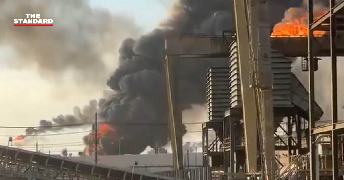 ภาพมุมสูงแสดงกลุ่มควันดำขนาดใหญ่พวยพุ่งขึ้นจากโรงกลั่นน้ำมันวาเลโร เมืองพอร์ตอาร์เธอร์ รัฐเท็กซัส หลังเกิดเหตุระเบิดรุนแรง