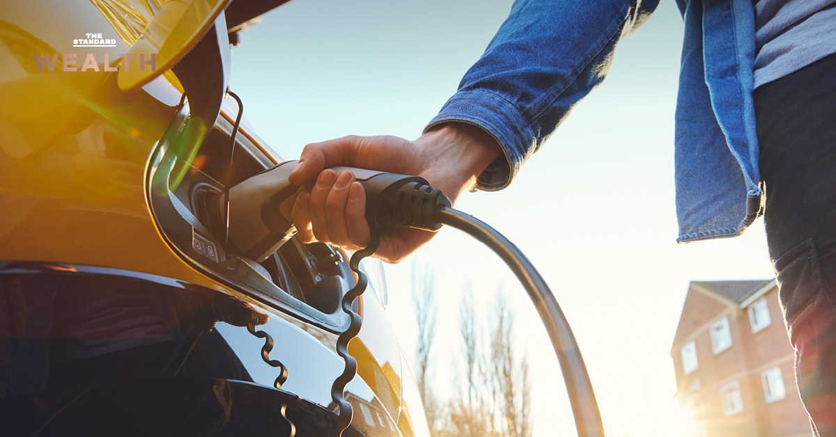 ภาพอินโฟกราฟิกแสดงคนไทยวัย 40+ ซื้อรถยนต์ EV สูงกว่า 38% แต่ยังพบปัญหาจอหน่วงและชาร์จช้า