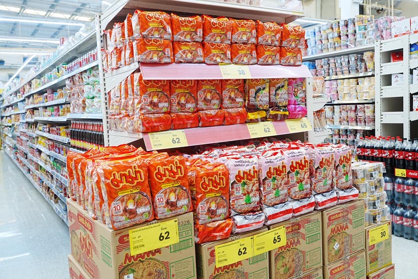 ภาพผู้คนกำลังเลือกซื้อสินค้าในห้างสรรพสินค้าที่มีป้ายโปรโมชัน 'ไทยช่วยไทย' ลดราคาสินค้าสูงสุด 58% เริ่ม 1 เม.ย. 2569 1