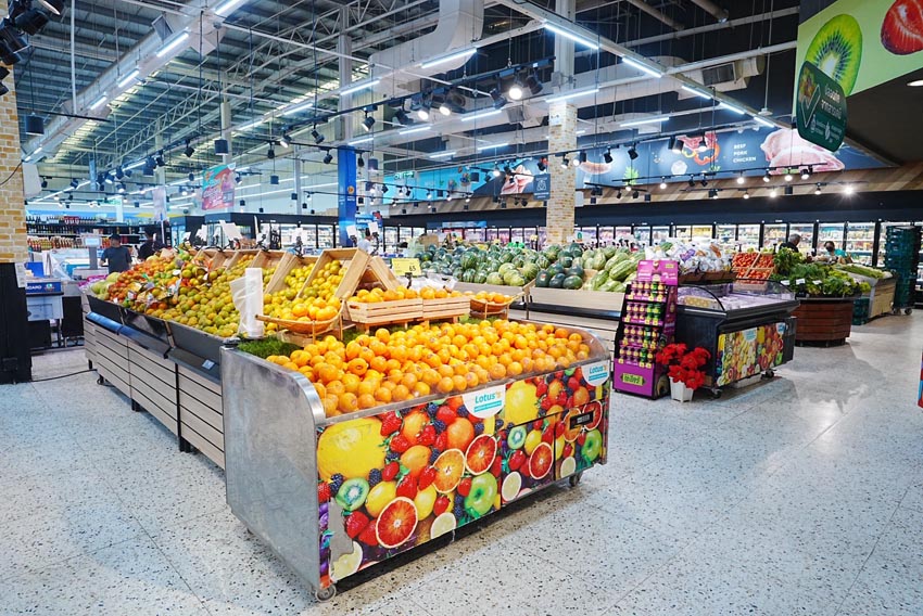 ภาพผู้คนกำลังเลือกซื้อสินค้าในห้างสรรพสินค้าที่มีป้ายโปรโมชัน 'ไทยช่วยไทย' ลดราคาสินค้าสูงสุด 58% เริ่ม 1 เม.ย. 2569 2