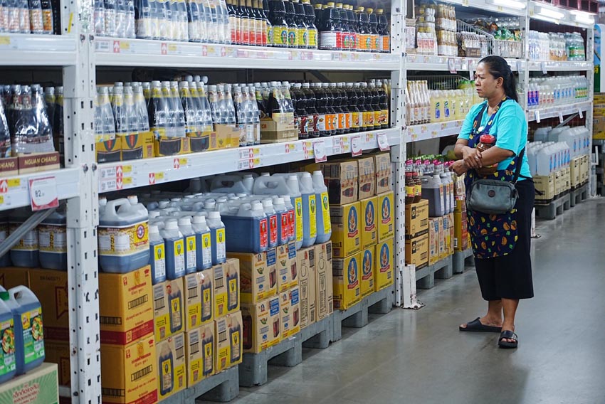 ภาพผู้คนกำลังเลือกซื้อสินค้าในห้างสรรพสินค้าที่มีป้ายโปรโมชัน 'ไทยช่วยไทย' ลดราคาสินค้าสูงสุด 58% เริ่ม 1 เม.ย. 2569 4