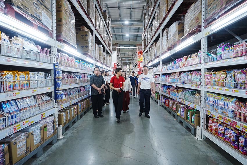 ภาพผู้คนกำลังเลือกซื้อสินค้าในห้างสรรพสินค้าที่มีป้ายโปรโมชัน 'ไทยช่วยไทย' ลดราคาสินค้าสูงสุด 58% เริ่ม 1 เม.ย. 2569 5