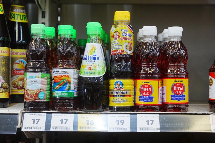 ภาพผู้คนกำลังเลือกซื้อสินค้าในห้างสรรพสินค้าที่มีป้ายโปรโมชัน 'ไทยช่วยไทย' ลดราคาสินค้าสูงสุด 58% เริ่ม 1 เม.ย. 2569 6