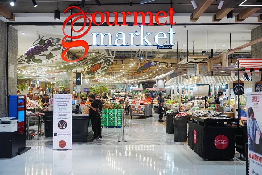 ภาพผู้คนกำลังเลือกซื้อสินค้าในห้างสรรพสินค้าที่มีป้ายโปรโมชัน 'ไทยช่วยไทย' ลดราคาสินค้าสูงสุด 58% เริ่ม 1 เม.ย. 2569 7