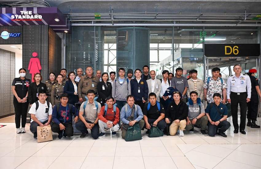 ภาพผู้แทนกระทรวงการต่างประเทศและกระทรวงแรงงาน ต้อนรับลูกเรือไทย มยุรี นารี 20 คน ที่ท่าอากาศยานสุวรรณภูมิ 1