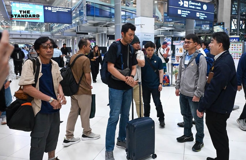 ภาพผู้แทนกระทรวงการต่างประเทศและกระทรวงแรงงาน ต้อนรับลูกเรือไทย มยุรี นารี 20 คน ที่ท่าอากาศยานสุวรรณภูมิ 2